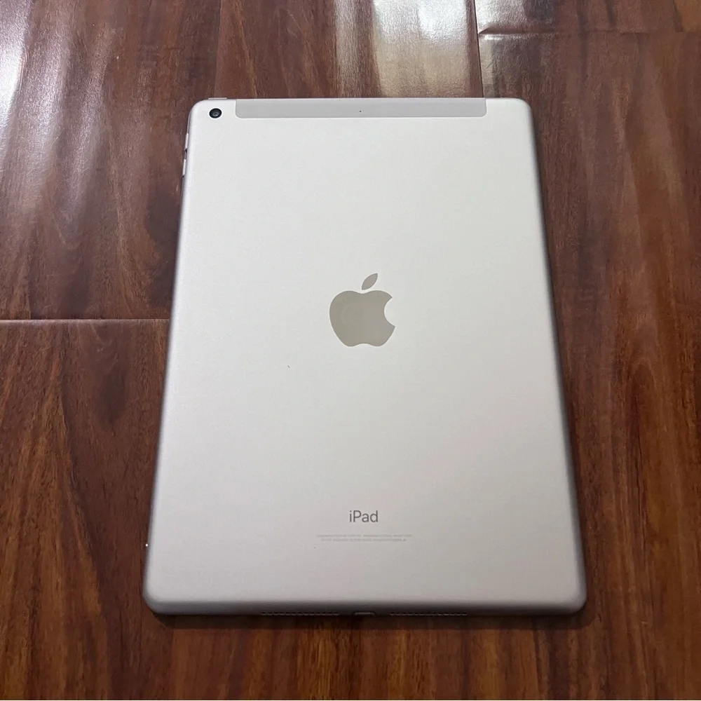 Apple IPad (5th Generation) Silver A1823 32 GB WiFi + Cellular 9.7”